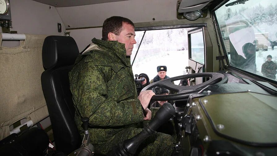 Водитель вс рф. Военный водитель. Военный водитель в армии. Солдат водитель. Военный КАМАЗ С водителем.