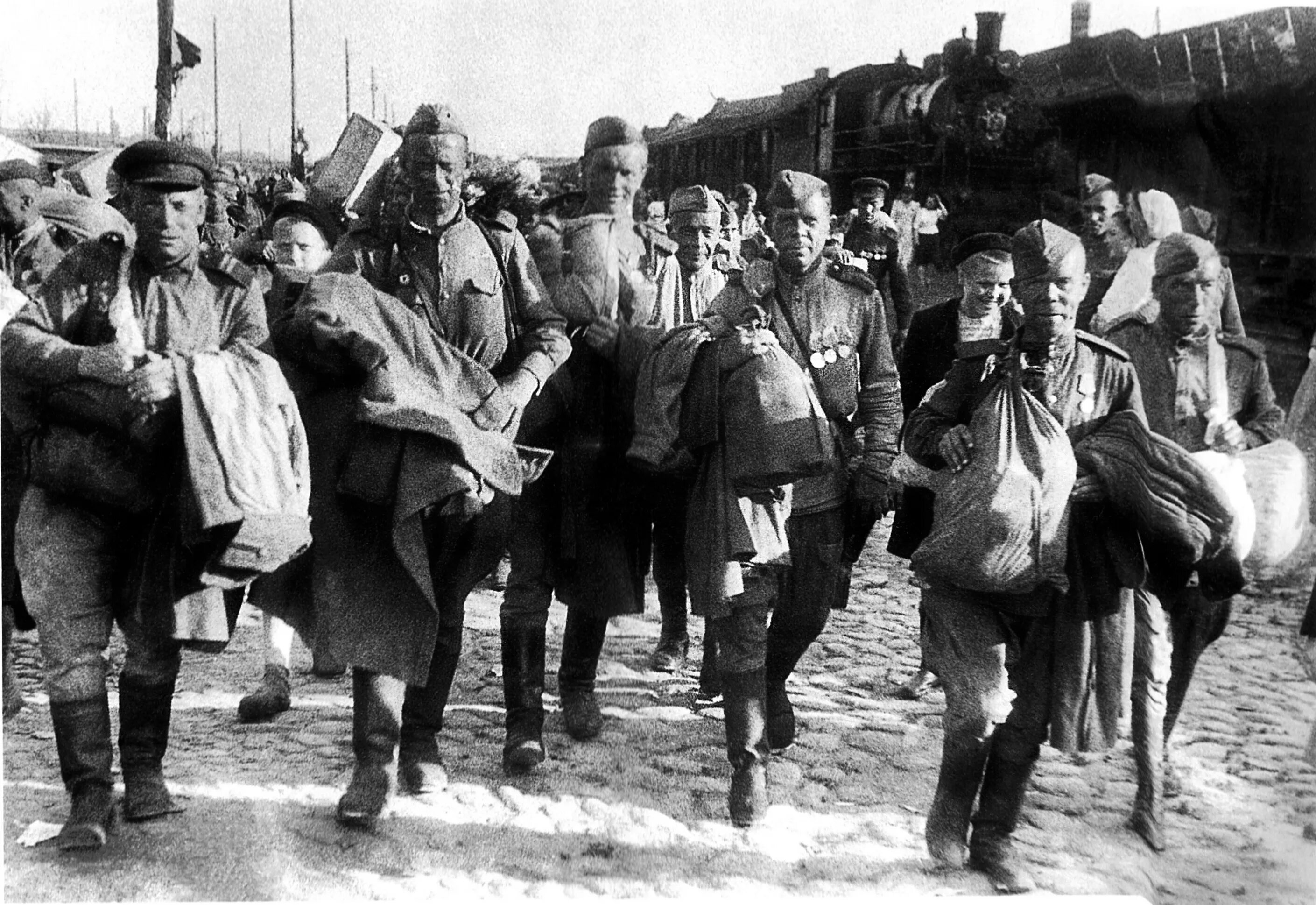 Ленинград прийти домой. Солдаты возвращаются домой 1945. Возвращение солдат ВОВ. Солдат вернулся домой 1945. Возвращение солдата ВОВ 1945.
