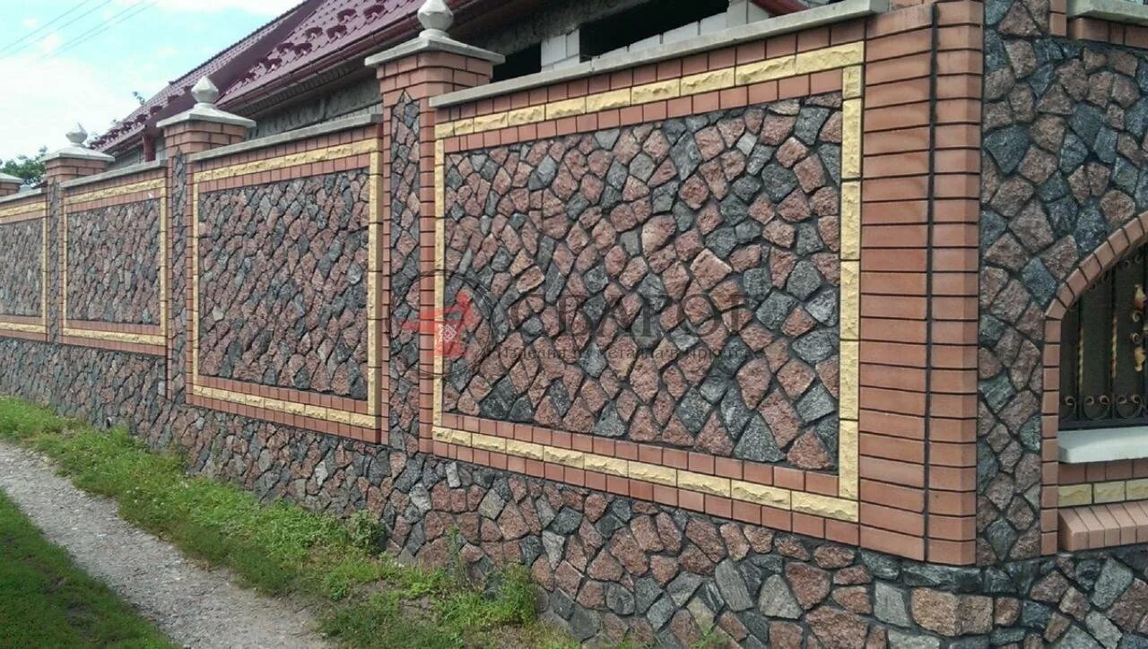 Облицовка забора. Красивый забор из камня. каменный забор. забор из кирпича и камня. отделка кирпичного забора.