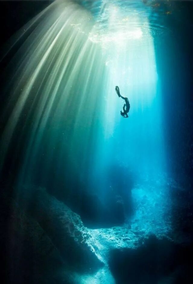 Погруженные в воду вместо. Мужская фотосессия в воде. Девушка тонет. Глубина погружения. Девушка падает в воду.