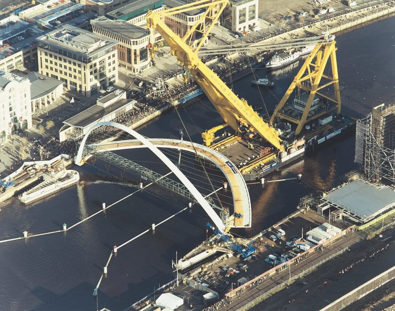 Подъем моста. Мост тысячелетия  gateshead millennium bridge - первый в мире наклоняемый мост. мост гейтсхед миллениум строительство. мост миллениум казань постройка. строительство моста миллениум казань.