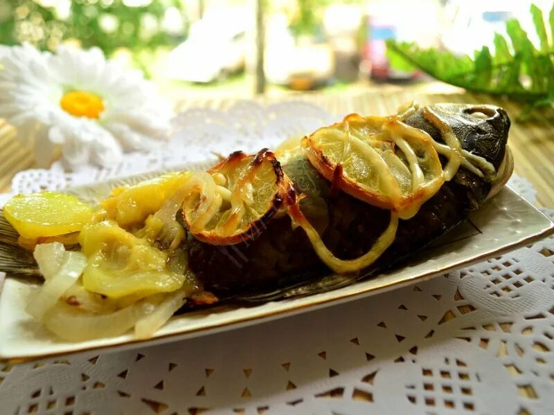 Карась с лимоном. Карась в духовке. Караси в сметане в духовке. Можно ли карасей запекать в духовке. Карась с лимоном.