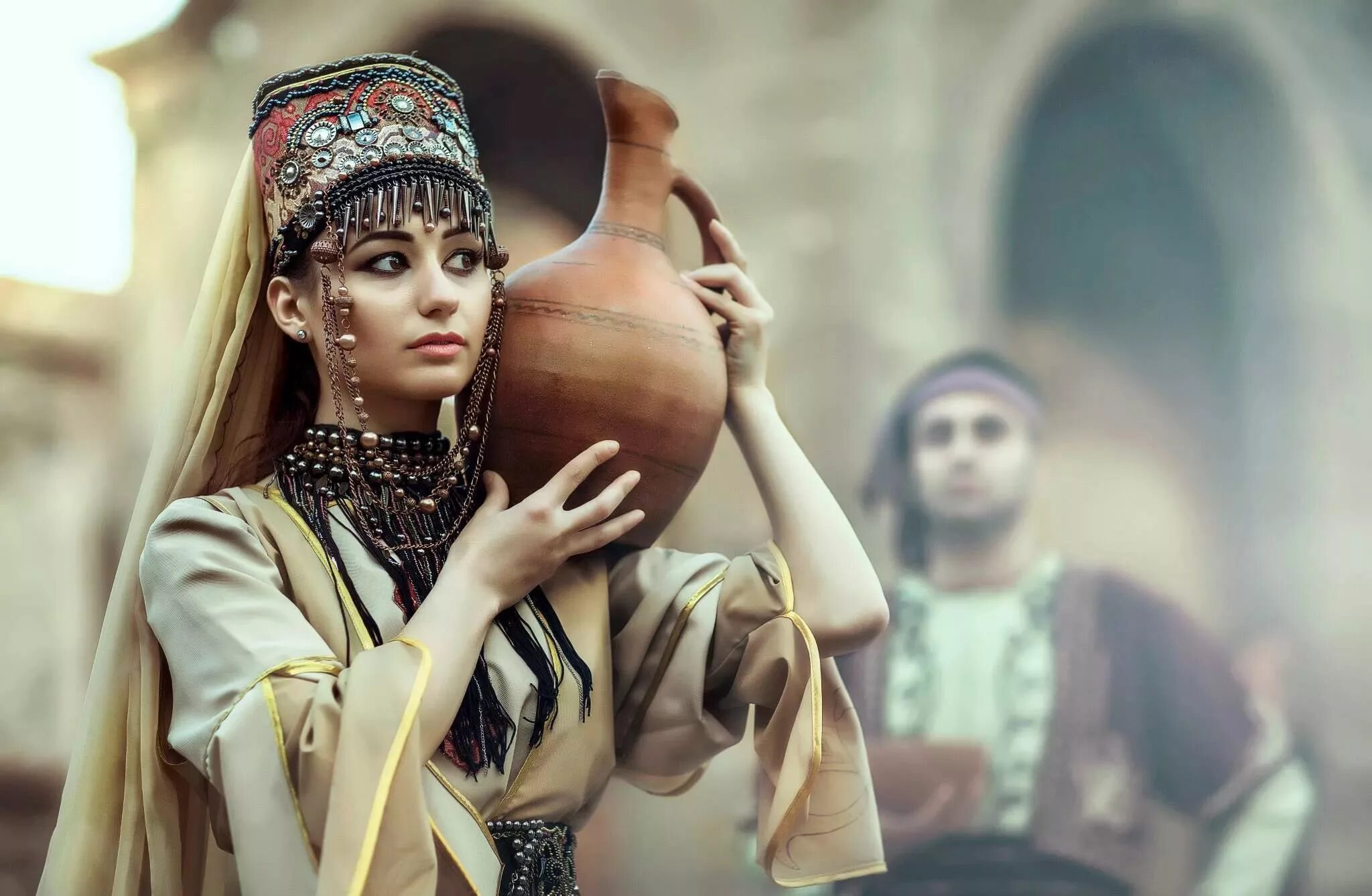 Армянски песня девушка. Armenian цултуре. армянский национальный костюм ереван. армянский национальный тараз. восточная девушка с кувшином.