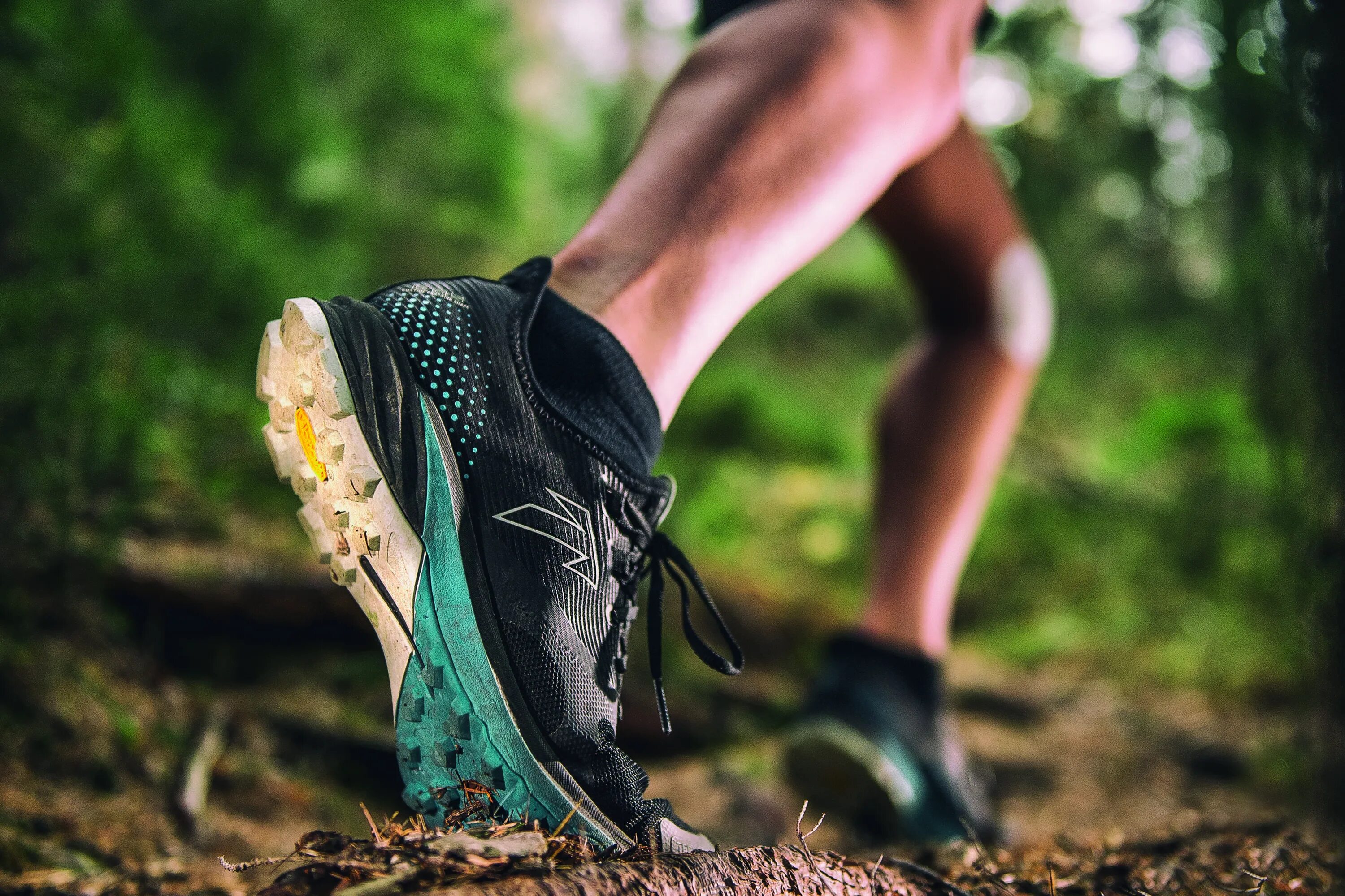 Как стать кроссовкой. ASICS Trail Running 2019. Trail Run обувь. Кроссовки на ногах. Кроссовки для бега на ноге.