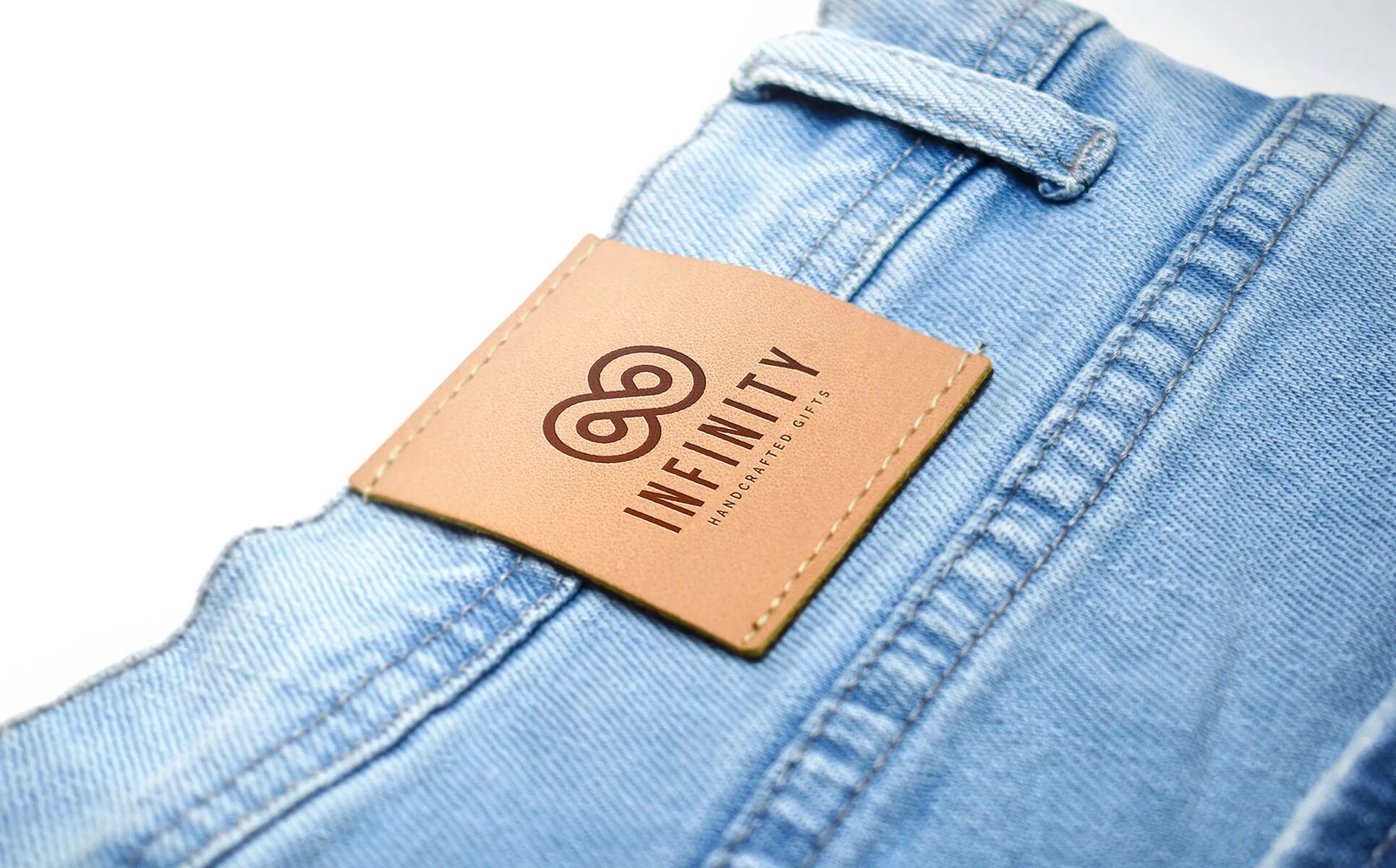 Бирка логотип на одежду. Бирка на джинсах. лейбл на джинсах. бирка mockup. логотип джинсы.