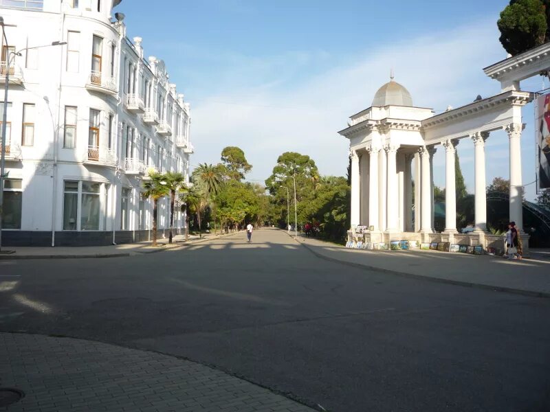 Колоннада в сухуми. Абхазия сухум колоннада. набережная сухум брезаловка колонада. колоннада сухум. абхазия сухум набережная колоннада.