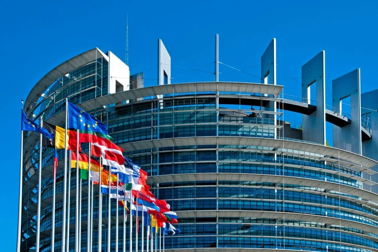 Европейский парламент Страсбург. Европарламент, 1999, Страсбург, Франция. Здание Европарламента (the building of the European Parliament). Здание Евросоюза в Страсбурге.