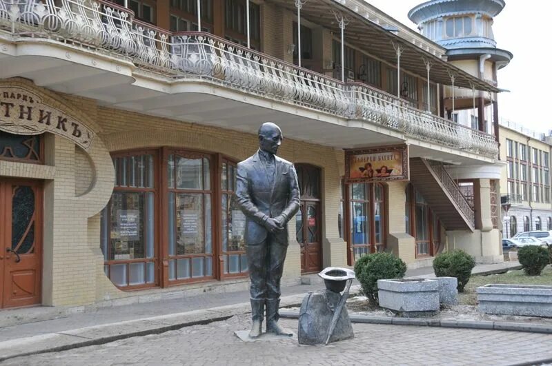 Киса воробьянинов просп кирова 23 пятигорск фото Памятник Остапу Бендеру, город Пятигорск: 10 лучших отелей рядом отзывы, фото