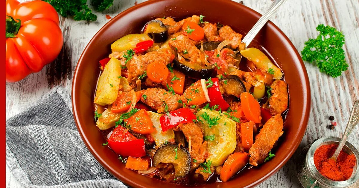 Рагу из кабачков с овощами и мясом. Овощное рагу с кабачками и баклажанами. овощное рагу с говядиной. овощное рагу геншин. овощное рагу кабачки баклажаны перец морковь.