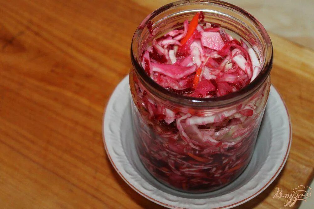 Капуста со свеклой морковью на зиму. Квашеная капуста со свеклой. квашеная капуста со свеклой на зиму. квашеная капуста со свеклой в банке. красная квашеная капуста.
