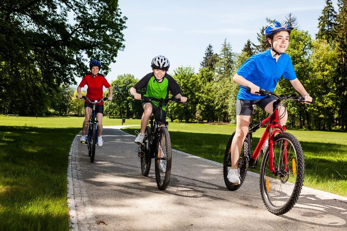 The children ride bikes. Езда на велосипеде. Катание на велосипеде. Подростки на великах. Покататься на велосипеде.