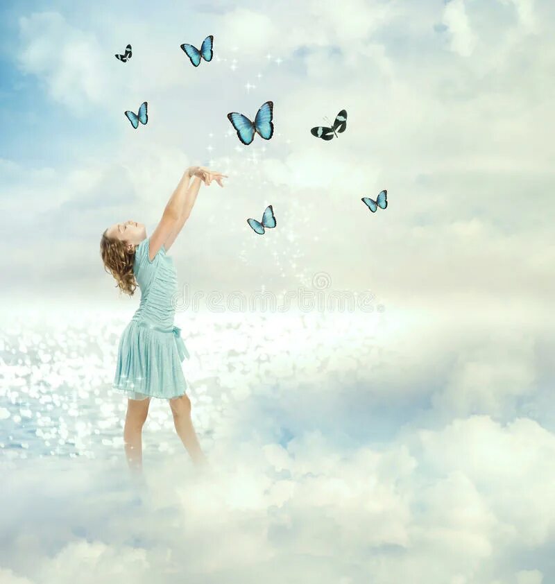 О чем мечтают птицы. Девочка с бабочкой. Маленькая девочка с бабочкой. Картинки девушка с бабочками на фоне неба. Маленькая девочка в голубом с бабочкой рисунок.