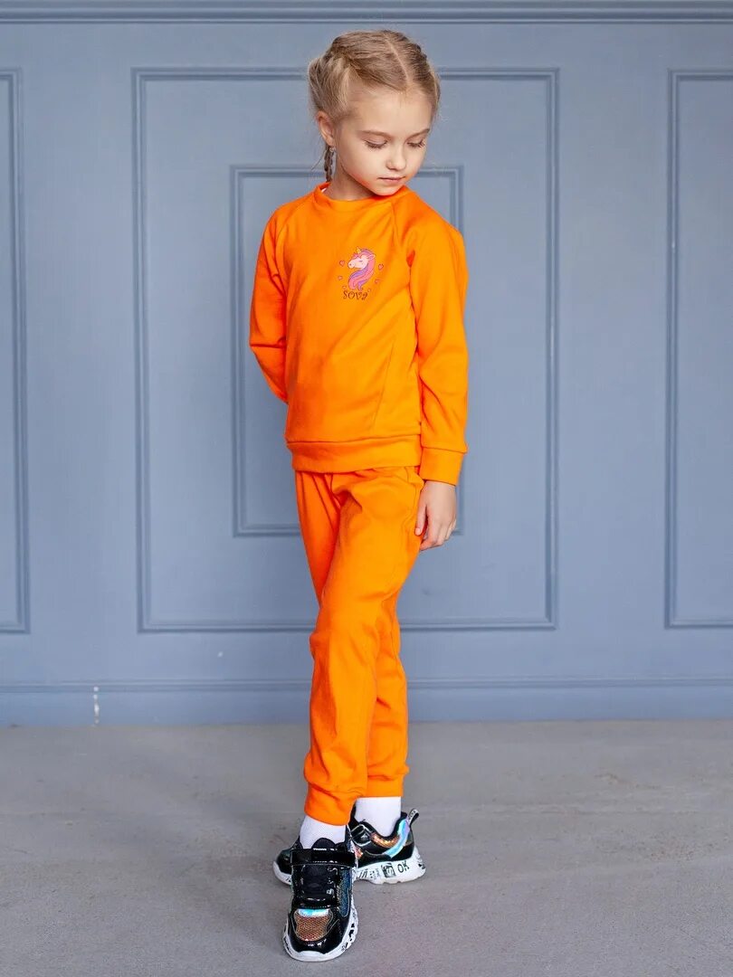 Оранжевый спортивный костюм. Оранжевый спортивный костюм детский. Оранжевый спортивный костюм для девочки. Оранжевый спортивный костюм для мальчика.