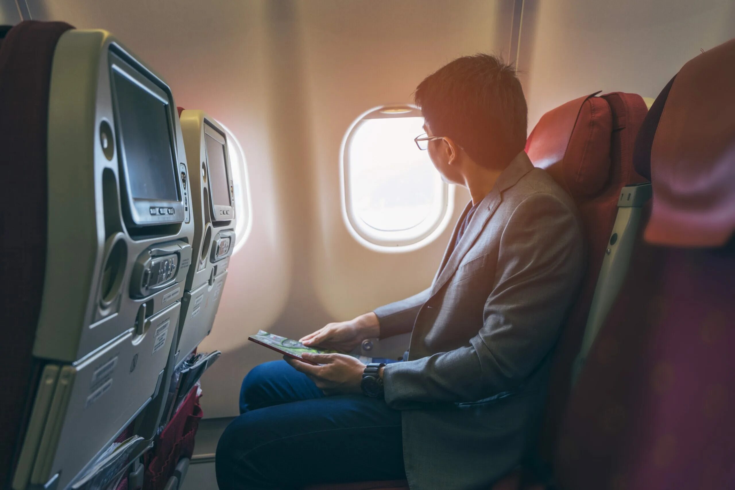 Чтение про путешествие. Чтение в самолете. Чтение книги в самолете. Человек с книгой в самолете. Книга самолёты.