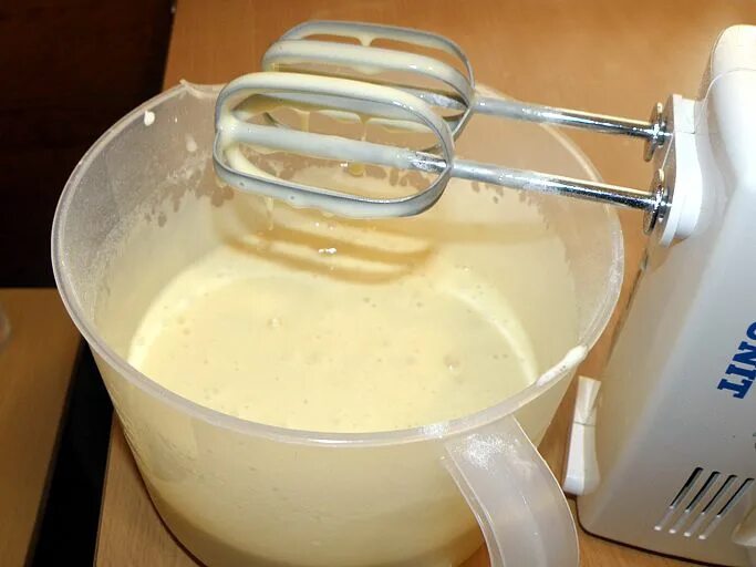 тесто для шарлотки. тесто для шарлотки. жидкое тесто для шарлотки. тесто для шарлотки с яблоками в духовке на молоке тесто. готовое тесто для шарлотки.