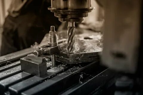 Работа на фрезерном станке по металлу
