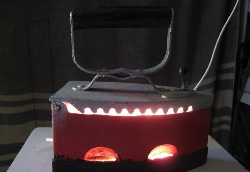 Накалить утюг. Горящий утюг. Раскаленный угольный утюг. Накалить утюг. Накалить утюг.