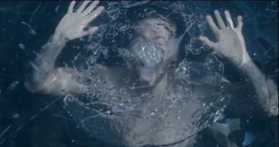 Страх воды. Человек тонет в воде. Человек под водой. Тонущий человек под водой. Почему задыхается вода