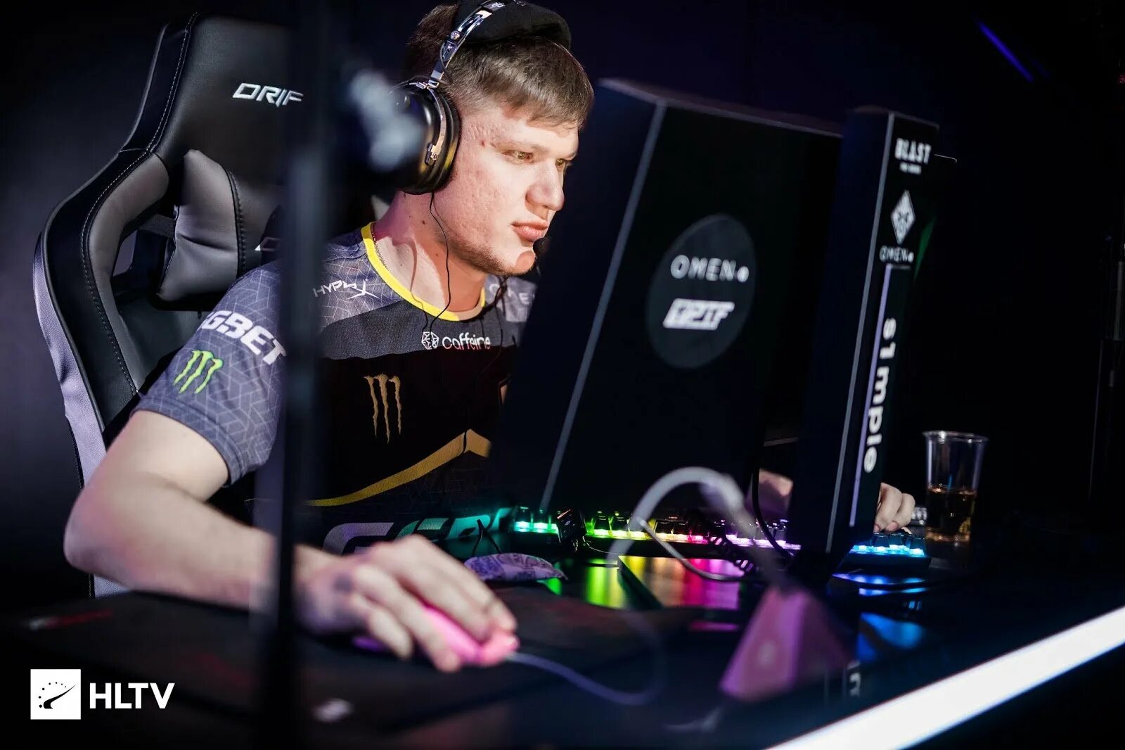 S1mple CS. CS go игрок s1mple. Симпл 2021.