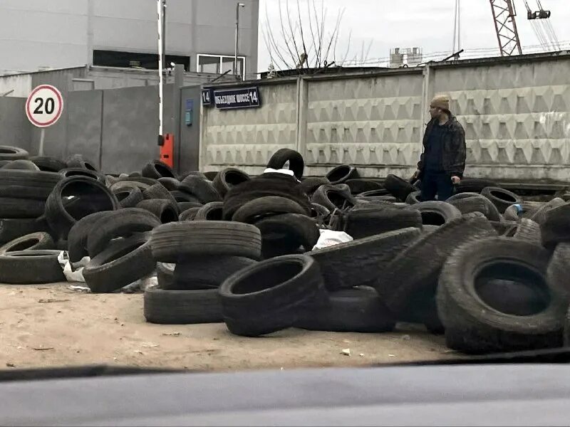 выкинуть покрышки. отходы резины. брошенные шины. старые шины. брошенные шины.