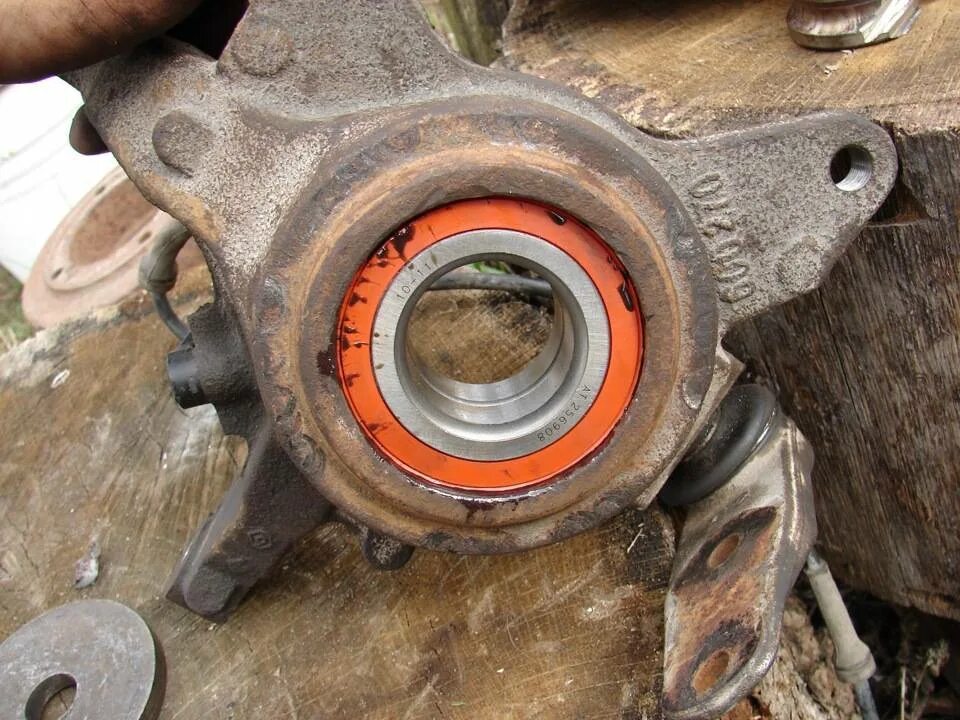 Подшипник ступицы переднего колеса. Подшипник передней ступицы ниссан альмера классик. Заменить передний подшипник. Подшипник ступицы ваз 2114. Переднее колесо нива шевроле.