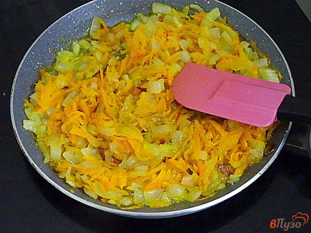 Свежая капуста с картошкой. Квашеная капуста тушеная с картошкой. Капуста квашеная. Квашенная капуста, жарена картошка. Тушеная капуста.
