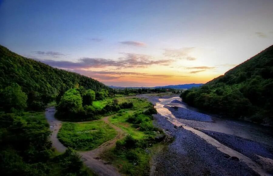 Дерево у реки. Лес горы штат монтана домик у озера. Здания в реке при отводе. Манастир дерева трава ручей фото. A small river.