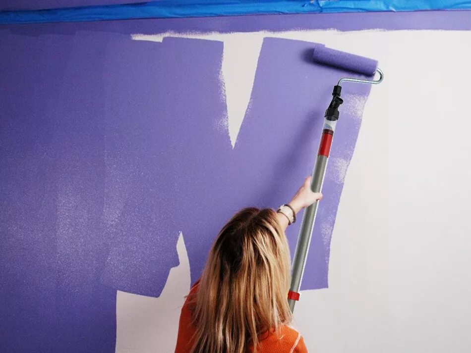 Какой краской можно красить обои. Водоэмульсионная краска для стен. Стены покрашены водоэмульсионной краской. Стены Покрашенные краской. Латексн ая краска на стенеая.