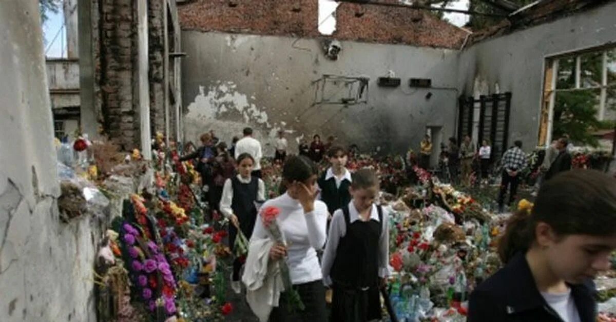 Захват в школе беслане 2004. Теракт в Беслане 1 сентября. Беслан 1 сентября 2004 теракт. Дети Беслана 1 сентября 2004.