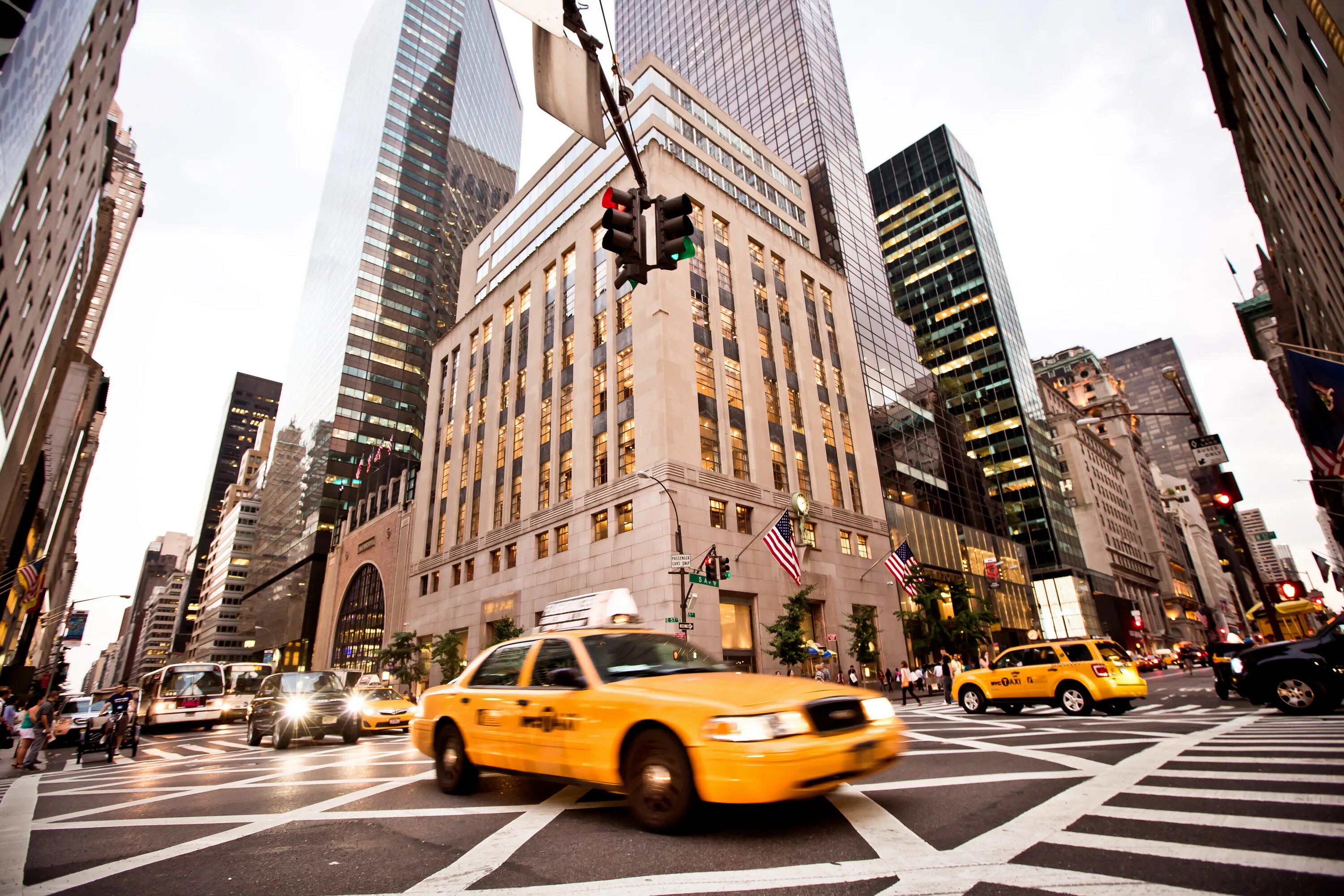 Streets avenue. Пятая Авеню Нью-Йорк. Нью-Йорк (New York City). Нью Йорк Манхеттен 5 Авеню. Нью Йорк Манхэттен такси.