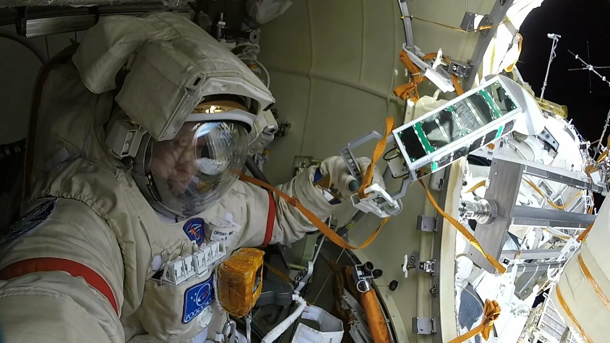 Во время выхода в открытый космос. Космонавт в открытом космосе. Эдвард уайт в открытом космосе. Во время выхода в открытый космос. Леонов выход в открытый космос.