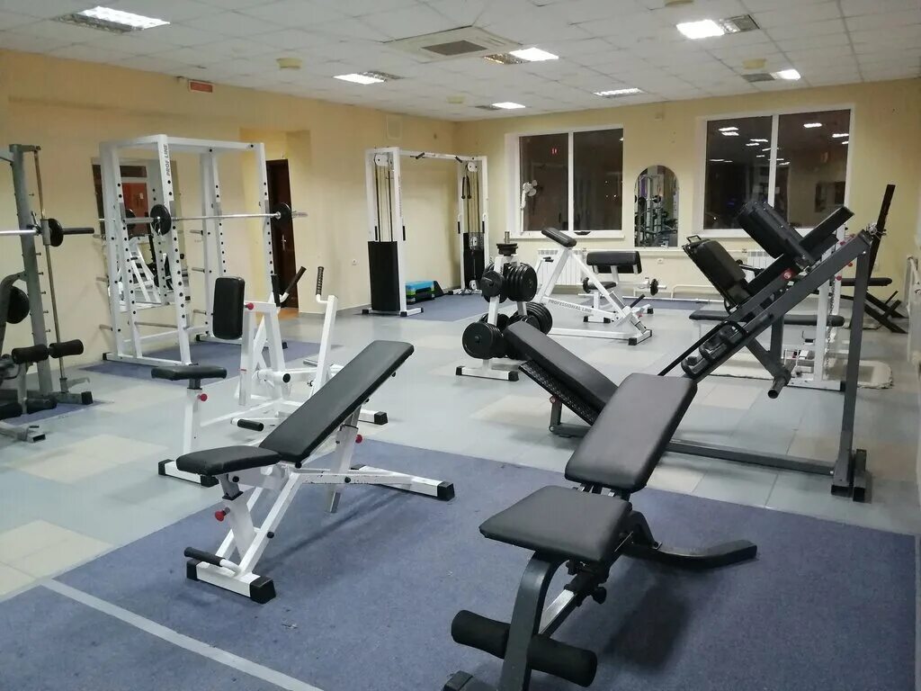 Pulse fitness белгород. Спортзал на улице. Громов белгород тренажерный зал. Red fit липецк. Фитнес центр белгород.