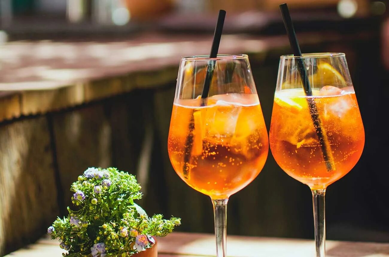 Aperol spritz cocktail. Апероль шприц коктейль. Апероль шприц коктейль. Апероль шприц. Вппероль шприц.