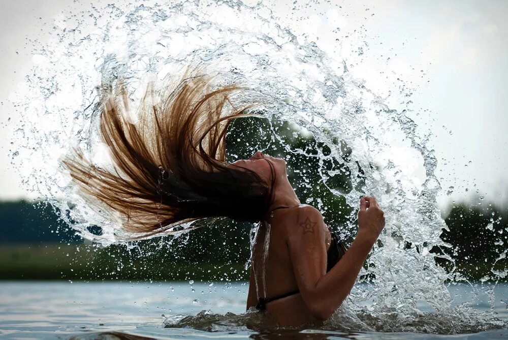 В волосах есть вода. Волосы в воде. Девушка волосы море. Брызги волосами в море. Девушка волосы вода.