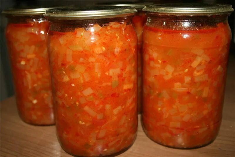 салат из кабачков с помидорами на зиму. кабачковый салат. закрутки из кабачков на зиму. кабачки с помидорами. заготовки на зиму салаты.