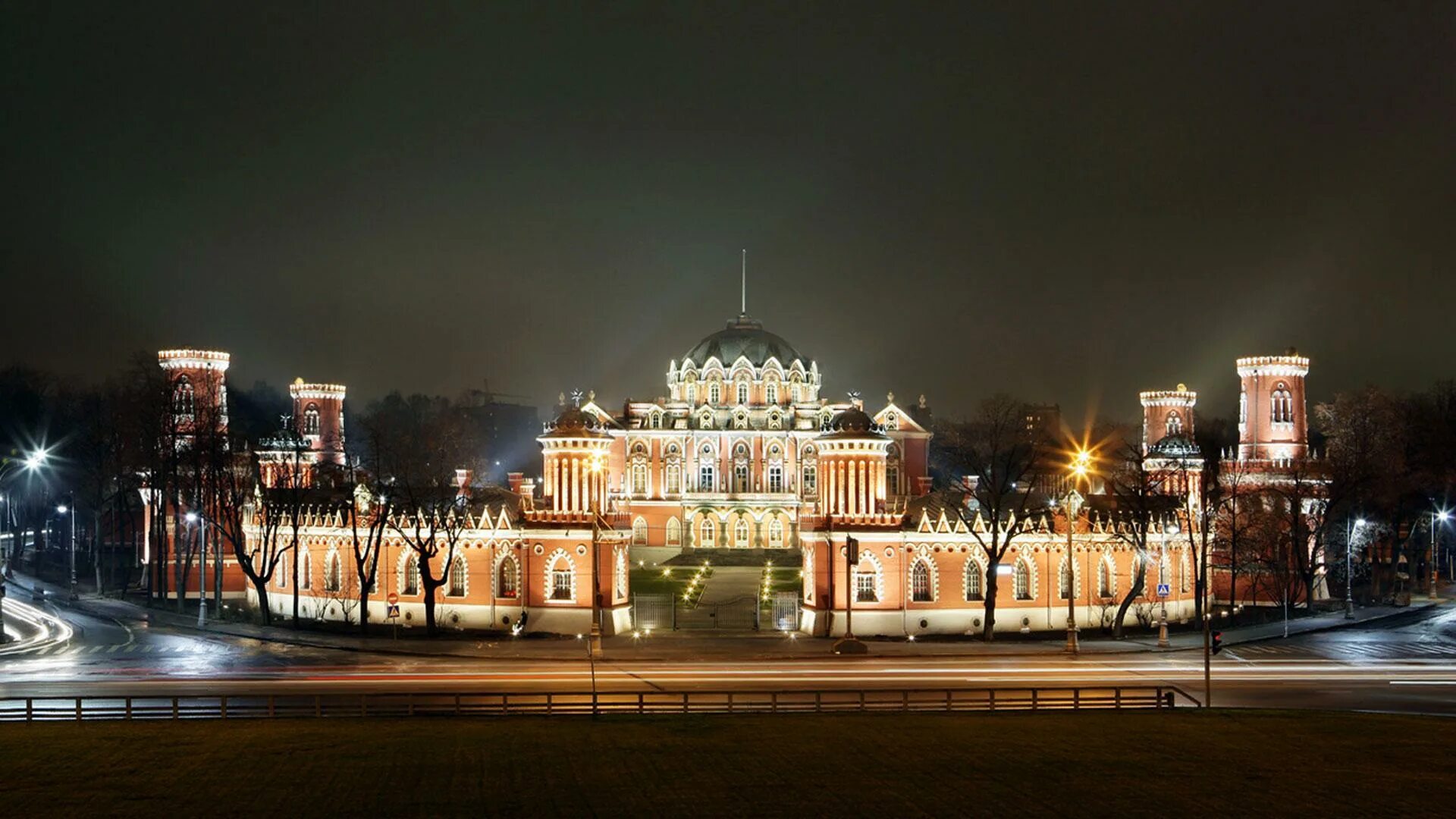 Петровский путевой дворец концерты. Петровский путевой дворец парк. Петровский дворец в Москве. Петровский замок в Москве. Московский Версаль - Петровский путевой дворец зима.