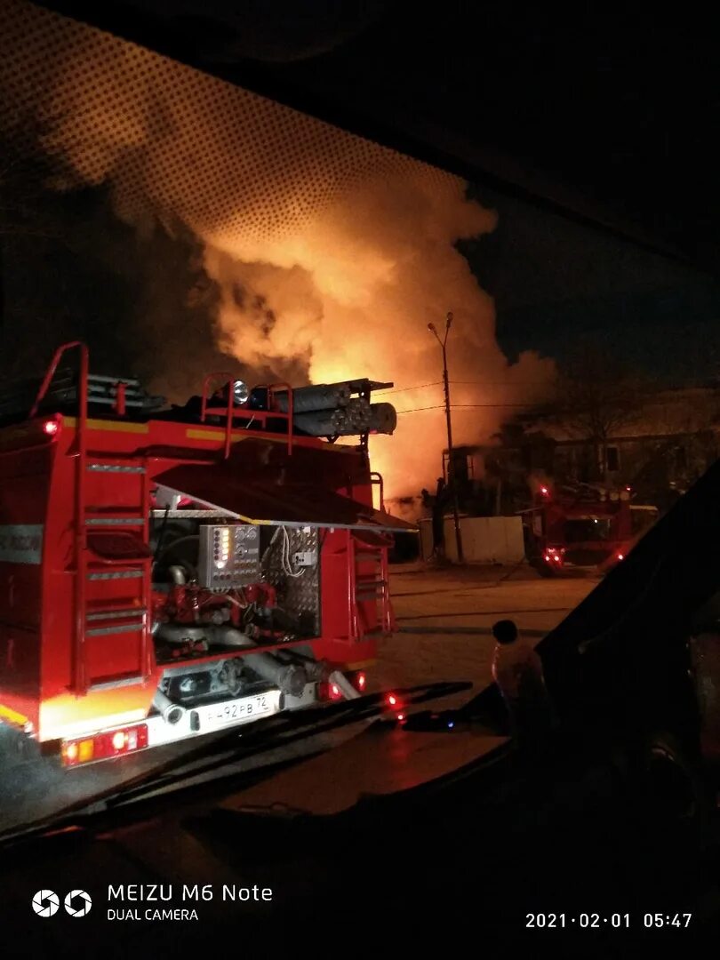 Пожар тюмень сегодня на пархоменко. Тюмень узнаваемый микрорайон. Пожар в жилом комплексе. Пожар дома на олимпийской. Что горит в тюмени сейчас.