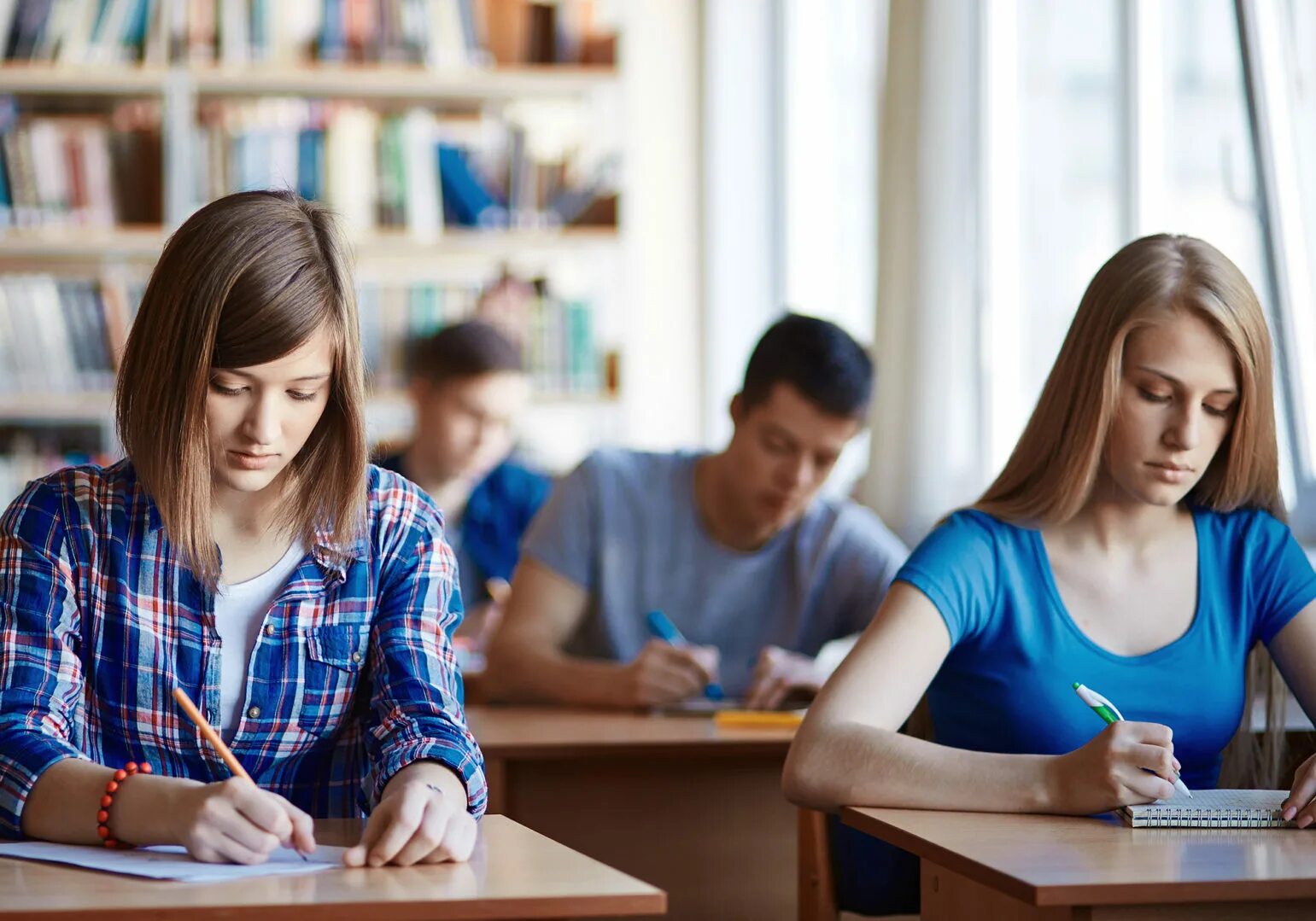 учеба заочно. студенты педагогического института. ученик вуза. новые специальности обучения в вузе. студенты забгу чита.