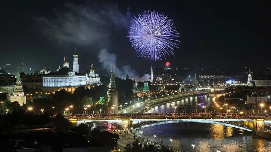 Сутки москва. Салют на Поклонной горе. Город Москва. Вечерняя Москва. Праздничная Москва.