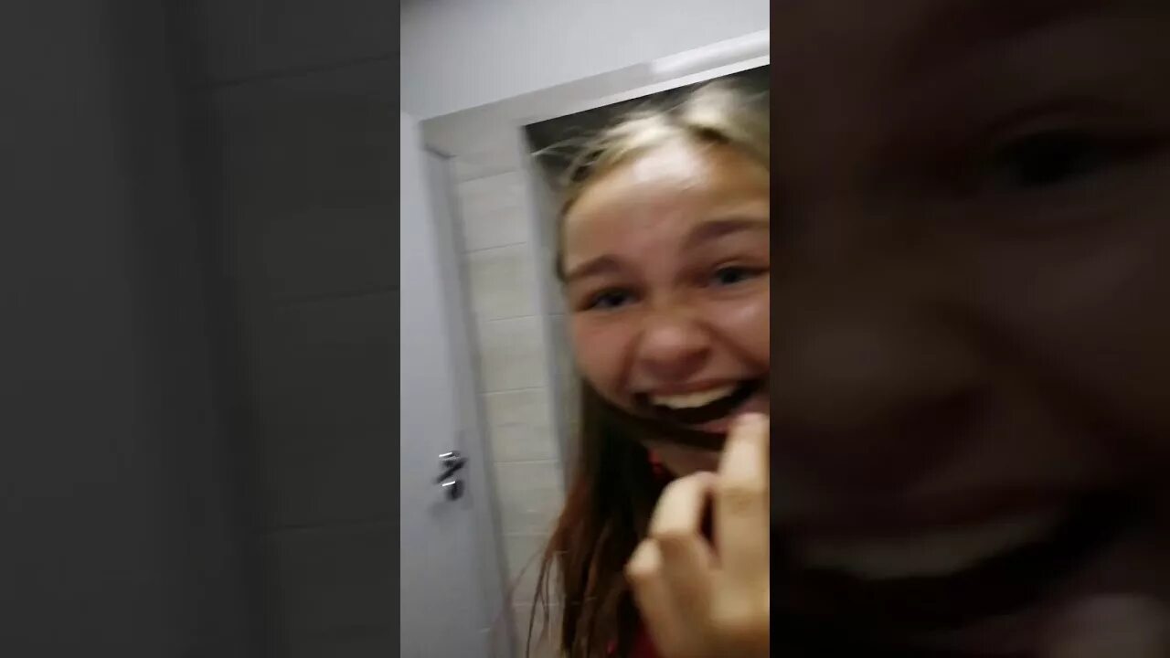 Девушка застряла в перилах. Девочка застряла в качелях. Девушка застряла на детской площадке. Девочка застряла в школе. Девочка застряла в школе.