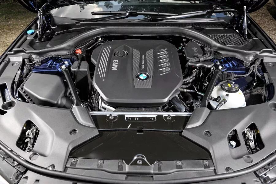 Двигатель 530d. Моторный отсек бмв g30 530i. бмв 530d xdrive двигатель. g30 bmw подкапотное. g30 530d под капотом.
