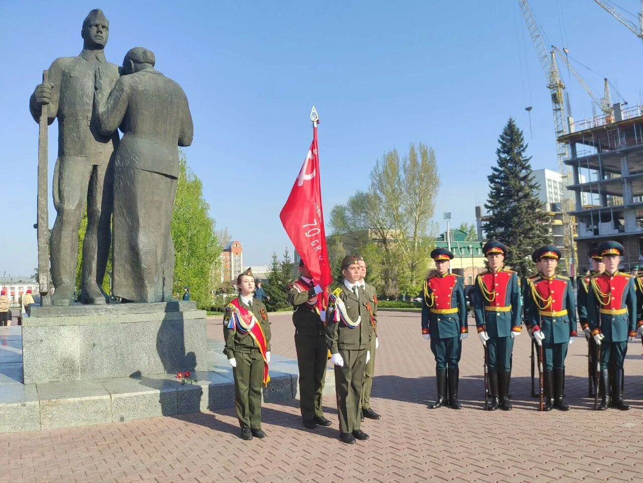 Мемориал Победы Барнаул. Монумент славы Барнаул. Мемориал 9 мая площадь Барнаул. День Победы Барнаул мемориал славы. Канал победа сегодня тюмень