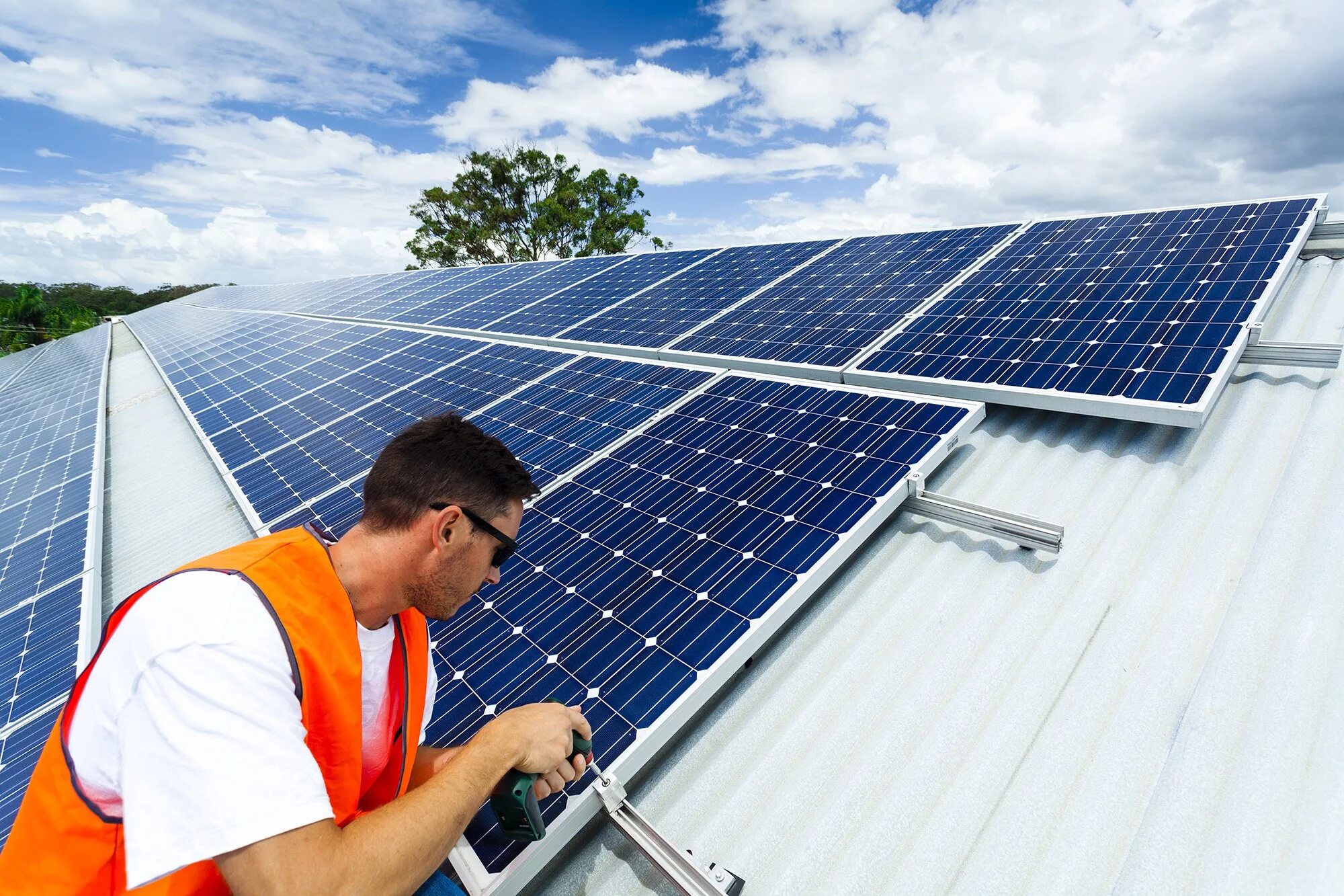 Using solar panel. Solar energy солнечная батарея. солнечные электростанции солар системс. pv solar panel. солнечные батареи ukc solar.