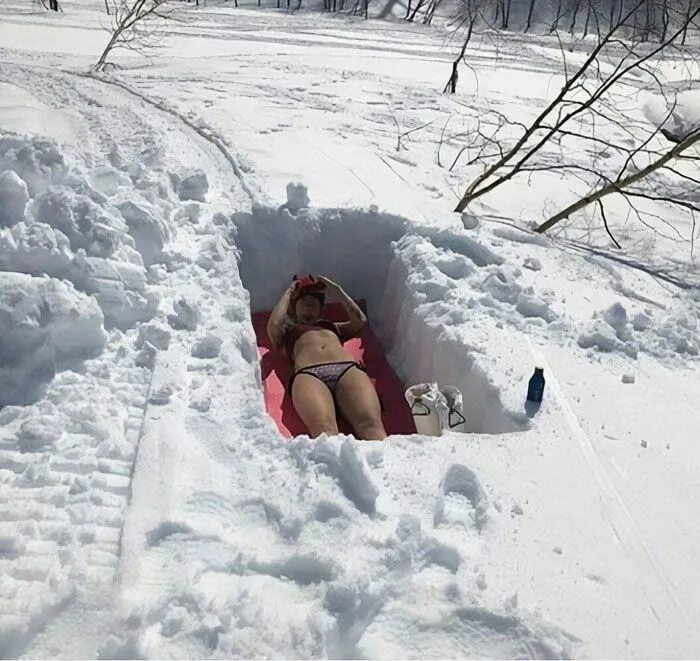 Можно загореть зимой. Загорает на снегу. загар на снегу. загар зимой на снегу. девушка в сугробе.