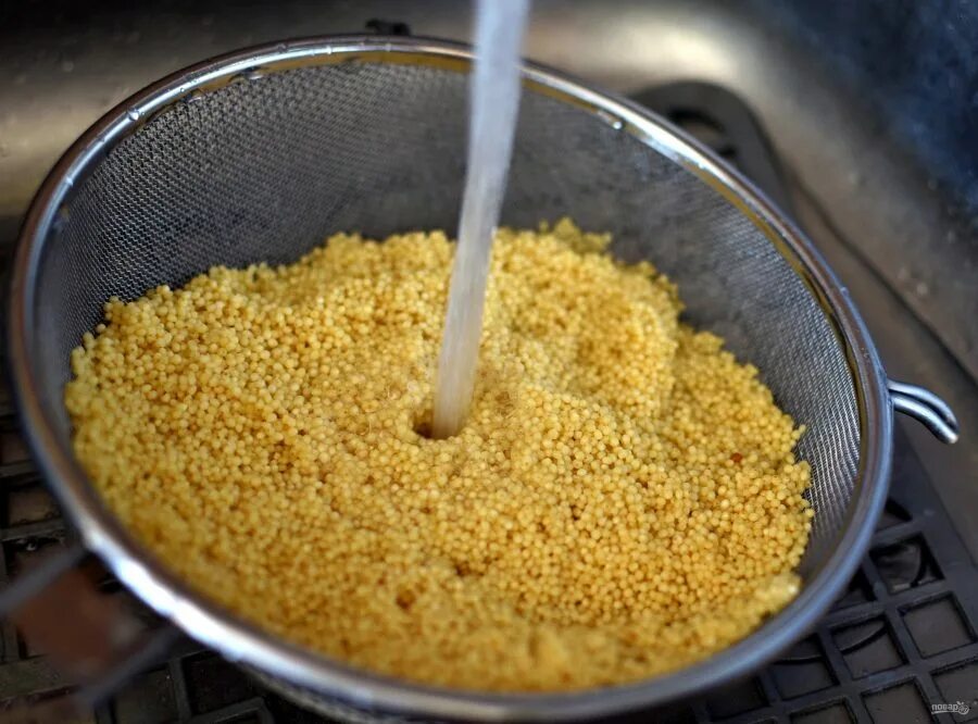 Рассыпчатая пшенная каша пропорция. Рассыпчатая пшенка на воде. Пшенная крупа рассыпчатая. Вареное рассыпчатое пшено. Пшенная каша рассыпчатая.