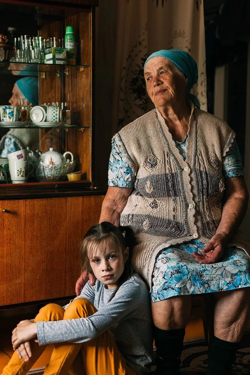 Бабушка село. Деревенская бабушка. Бабушка в деревне. Старушка в деревне. Старенькая бабушка в деревне.