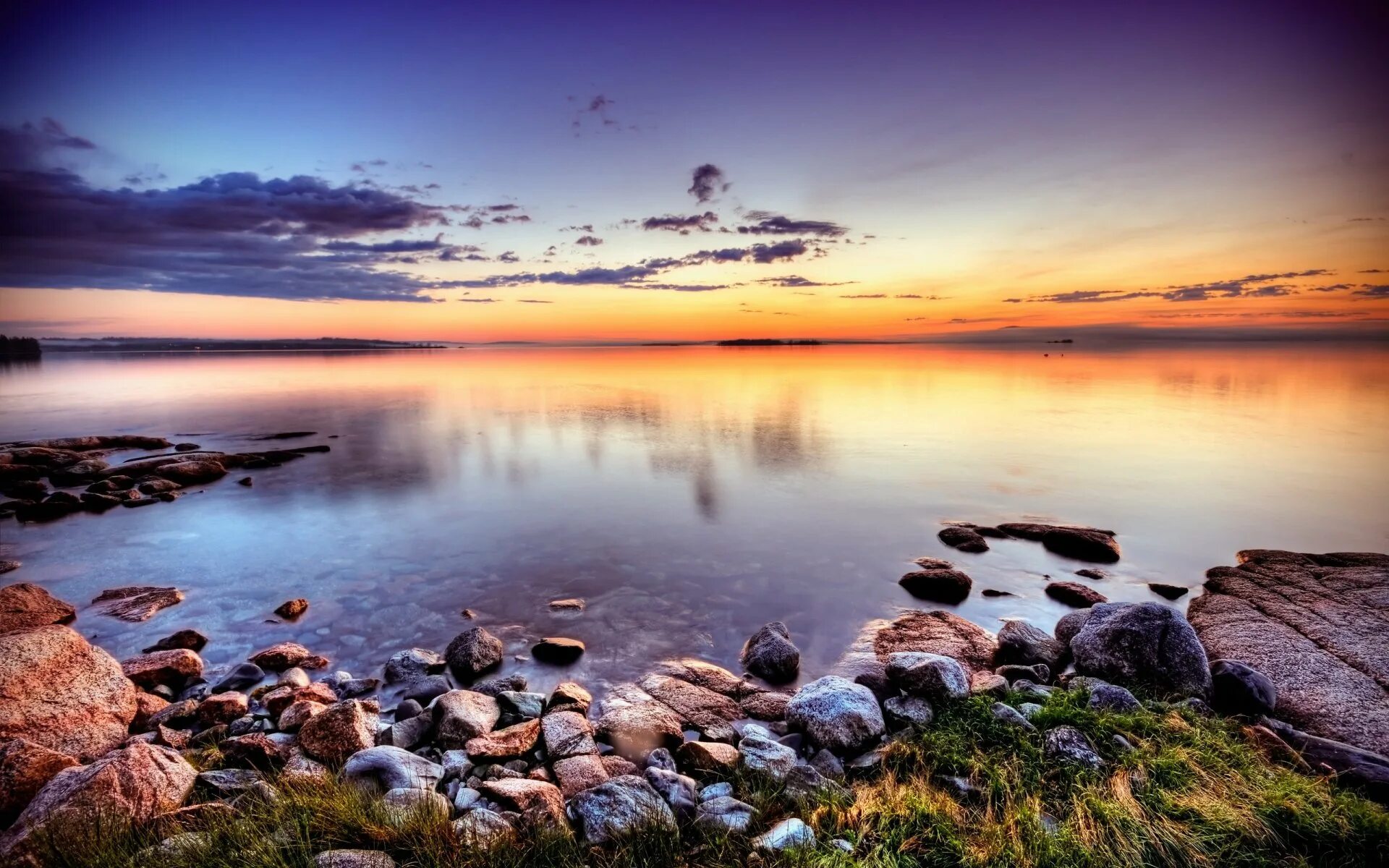 Природа закат. Спокойный пейзаж. Закат на озере. Умиротворяющий пейзаж. Камни на берегу озера