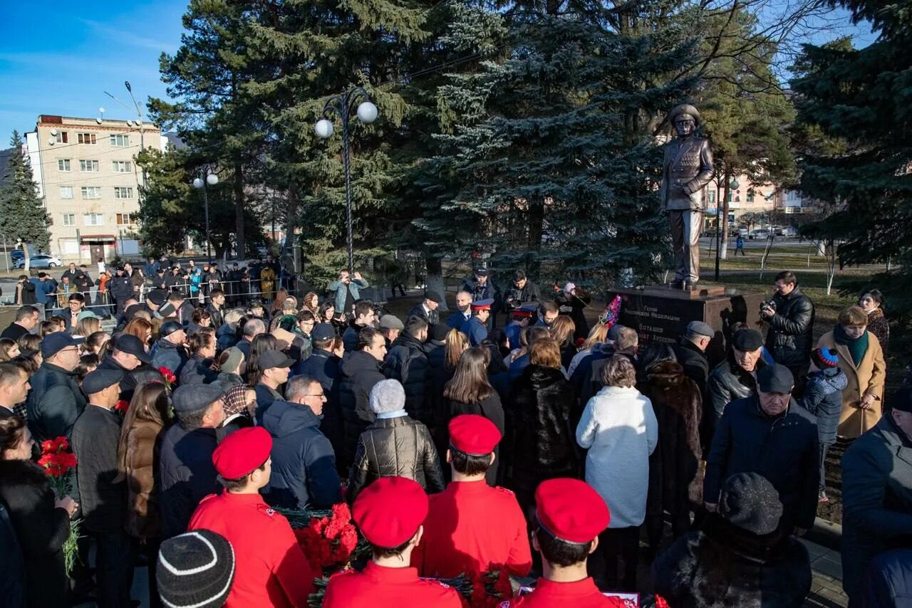 Что произошло в карачаевске. Карачаевск город. открытие памятника в карачаевске. памятники в карачаевске на площади боташева. черкесск памятник батышеву.