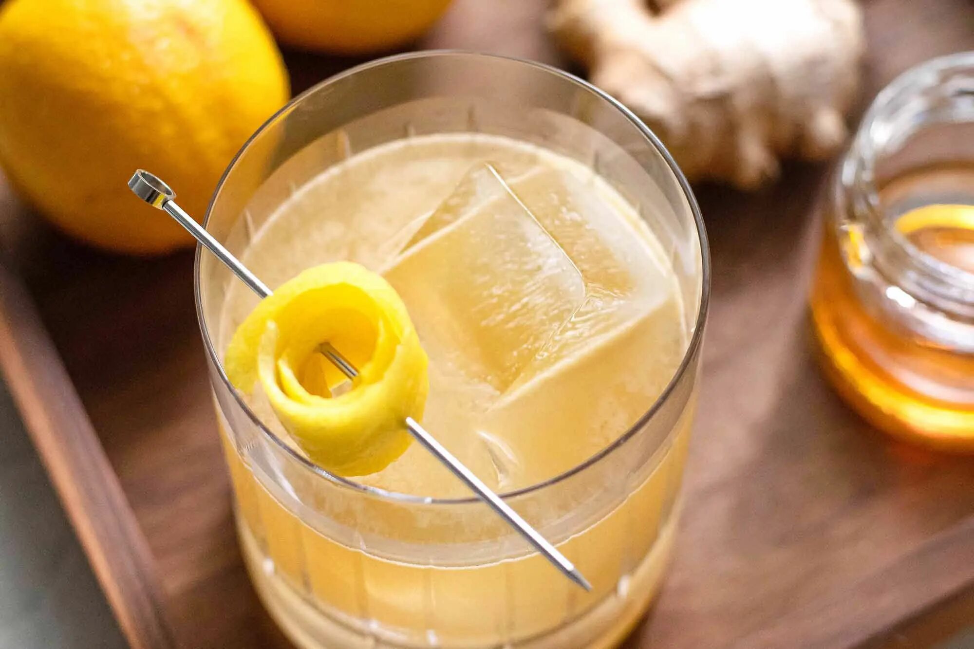 Коктейль пенициллин. Penicillin cocktail. penicillin коктейль. яблочное наслаждение коктейль. whiskey sour коктейль.