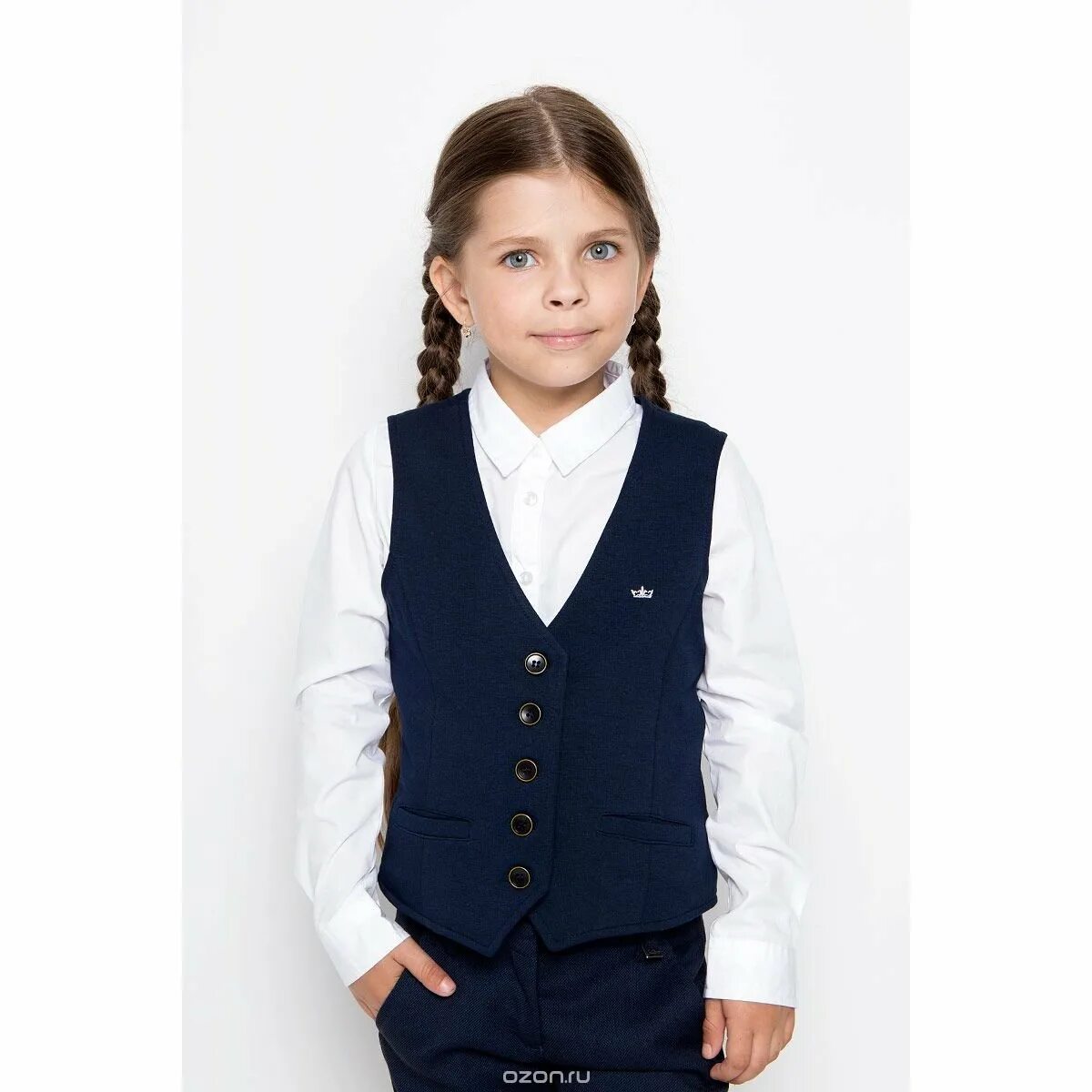 Simonetta жилетка школьная. Детские безрукавки. Вязаный жилет для девочки. Жилет девочки года. Джинсовая безрукавка для девочки.